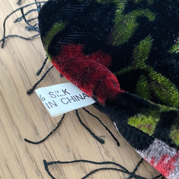 Vintage 💯 Silk Velvet Floral Scarf with Fringe - Picture 4 of 9